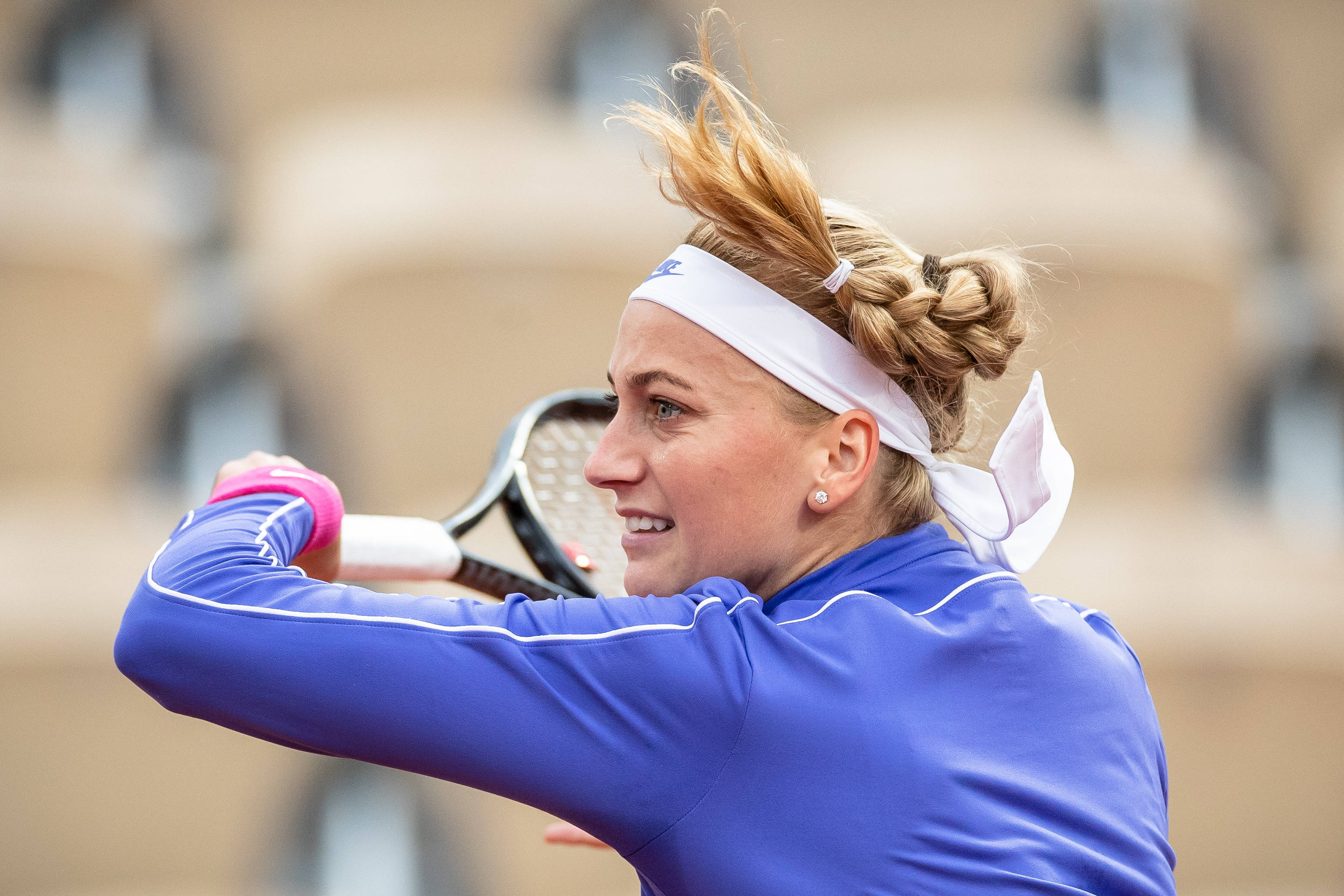 科维托娃在加拿大队比赛中高光表现，问鼎冠军引发热议！(2024巴黎奥运会引发各国热议)