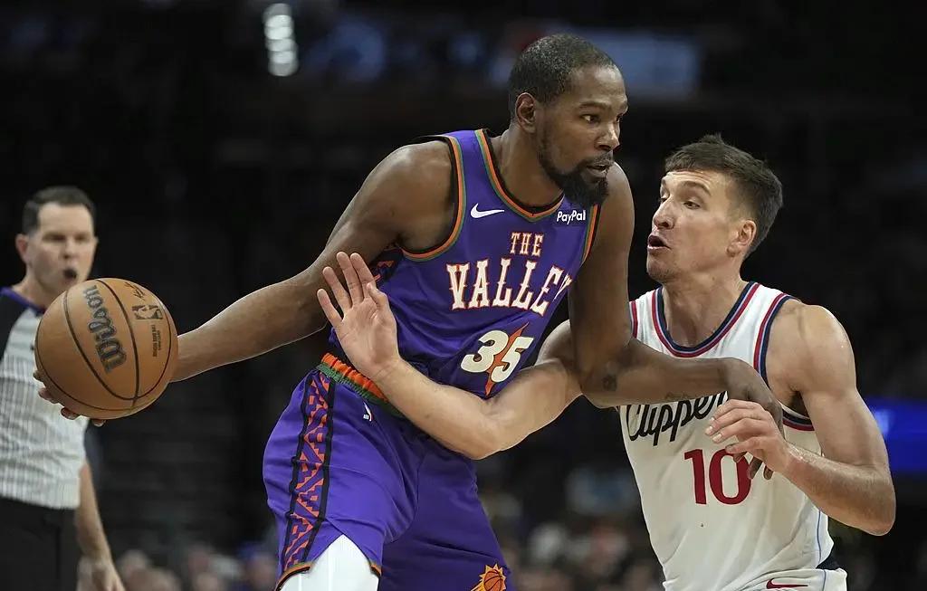  杜兰特关键节点赛况扑朔迷离，快船带队取胜！